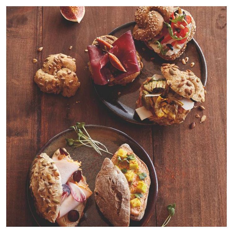 Assortiment mini gourmet broodjes (5 variëteiten: pompoen, zonnebloem, zaden, rozijnen-noten, wortel)