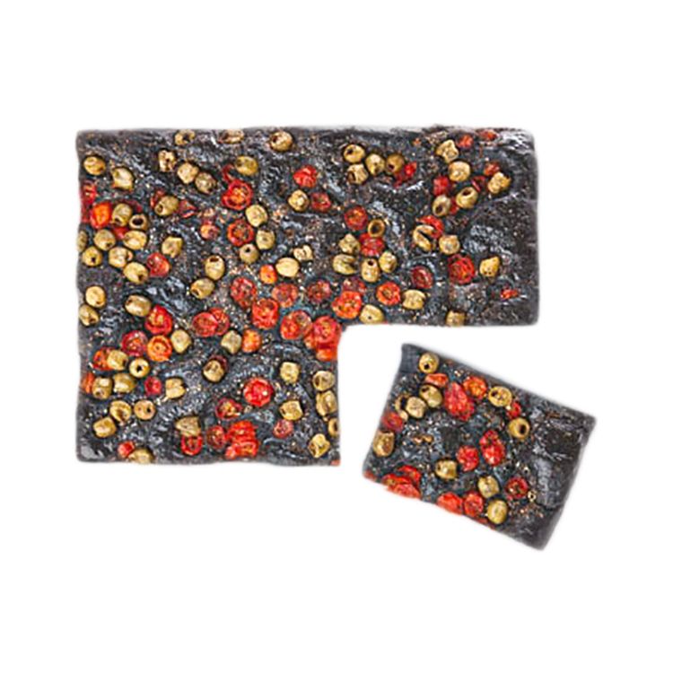 Focaccia nera con pomodorini olive verdi e origano