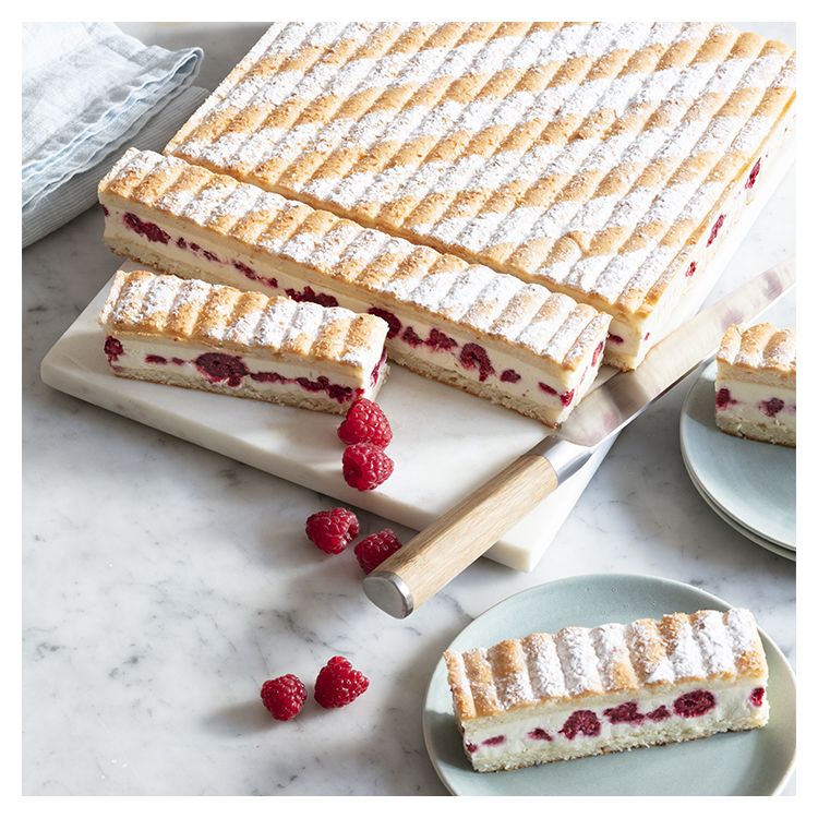 Macaroon style raspberry half tray 2200g