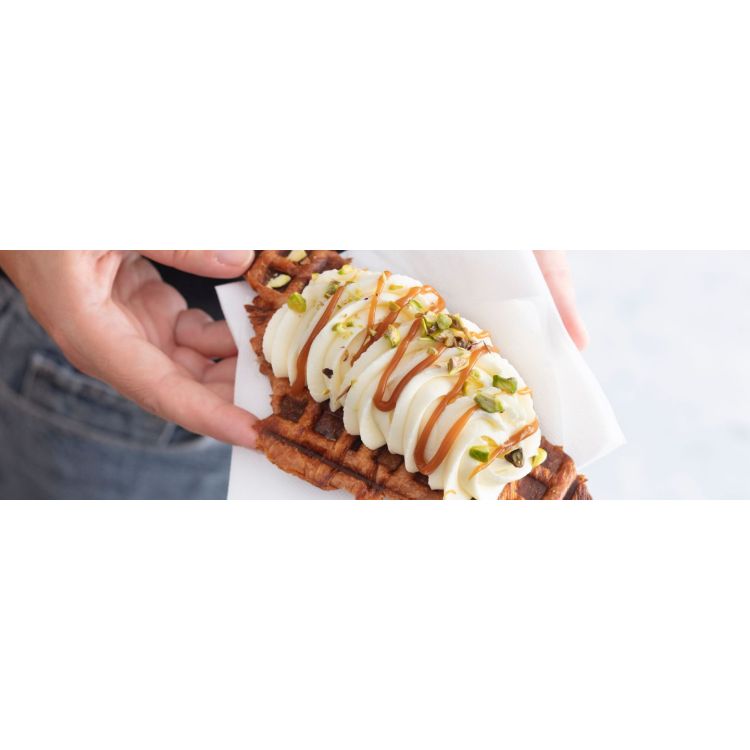 CROIFFLE MET CHANTILLY, CARAMEL EN PISTACHENOTEN
