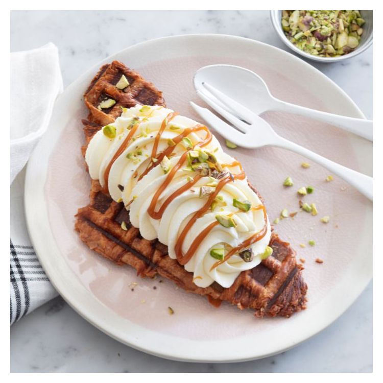 CROIFFLE MET CHANTILLY, CARAMEL EN PISTACHENOTEN