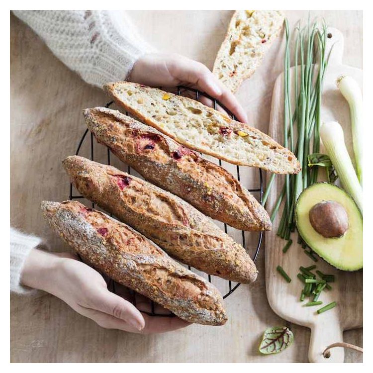 Halve baguette wit superfood met rode biet